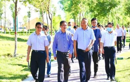 國(guó)家電投集團(tuán)黨組成員、副總經(jīng)理王樹(shù)東一行赴七師胡楊河市調(diào)研