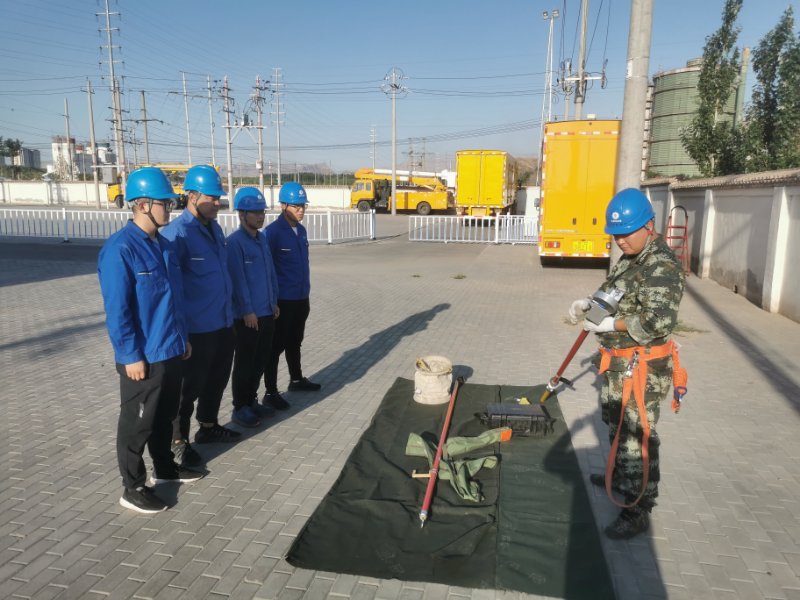 烏海電業(yè)局配電帶電作業(yè)中心：現(xiàn)場培訓(xùn)求實效，技能素質(zhì)再提升