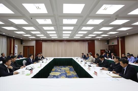 錢智民與保定市委書(shū)記黨曉龍、市長(zhǎng)郭建英進(jìn)行座談交流