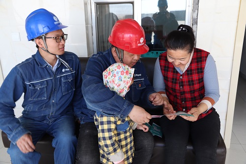 阿拉善電業(yè)局電力宣傳進家門，客戶服務(wù)零距離