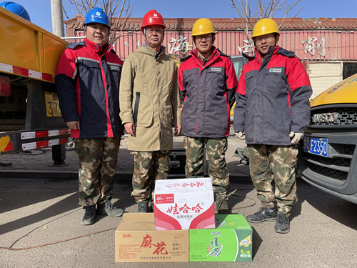 烏海電業(yè)局配電帶電作業(yè)處助力“煤改電”，送溫暖進現(xiàn)場