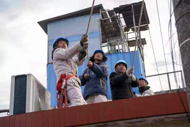 國網海安市供電公司節(jié)前消除老舊小區(qū)“重疾”