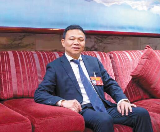 強(qiáng)電網(wǎng)優(yōu)服務(wù) 推動(dòng)城鄉(xiāng)一體化發(fā)展——訪全國(guó)人大代表、奧克斯集團(tuán)有限公司董事長(zhǎng)鄭堅(jiān)江