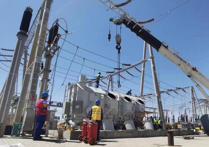 吊罩成功！主變大修工程為“綠色電”保駕護(hù)航