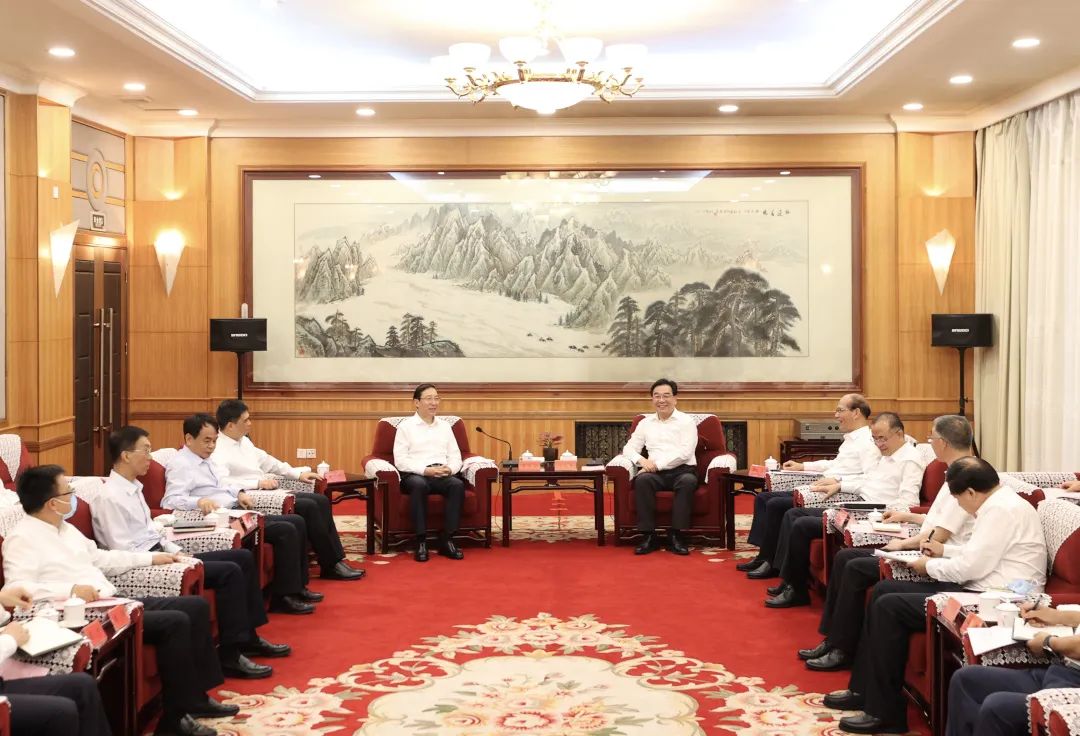 國家電網(wǎng)董事長(zhǎng)、黨組書記辛保安與青海省委書記信長(zhǎng)星、省長(zhǎng)吳曉軍會(huì)談