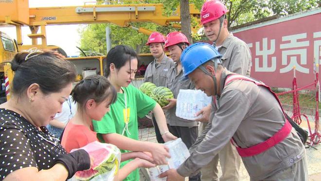 四川什邡：電力工人高溫保電忙，社區(qū)群眾熱情慰問(wèn)表感謝