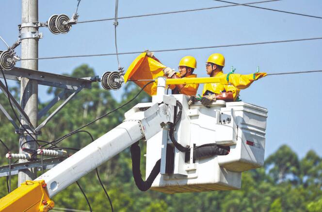 四川廣安：40攝氏度，他們帶電作業(yè)