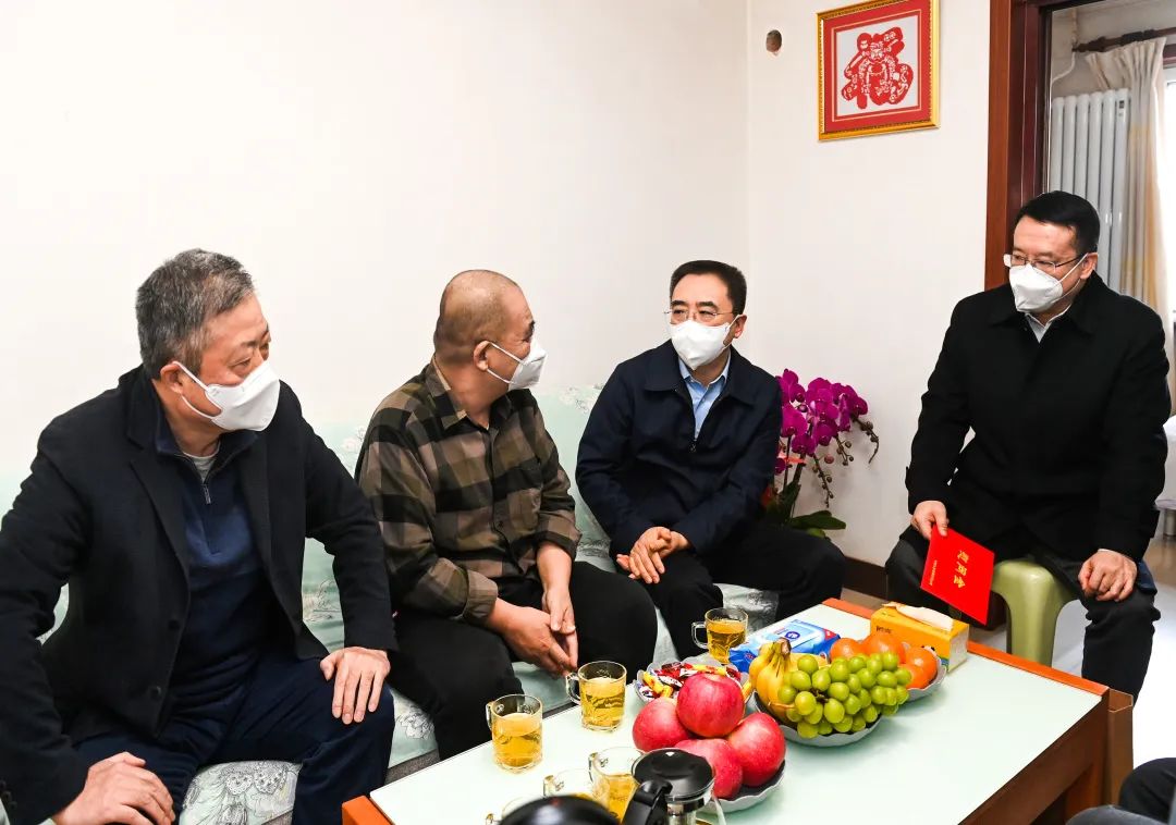 鄒磊、劉明勝走訪慰問退休老領(lǐng)導(dǎo)、勞模遺屬、困難黨員群眾