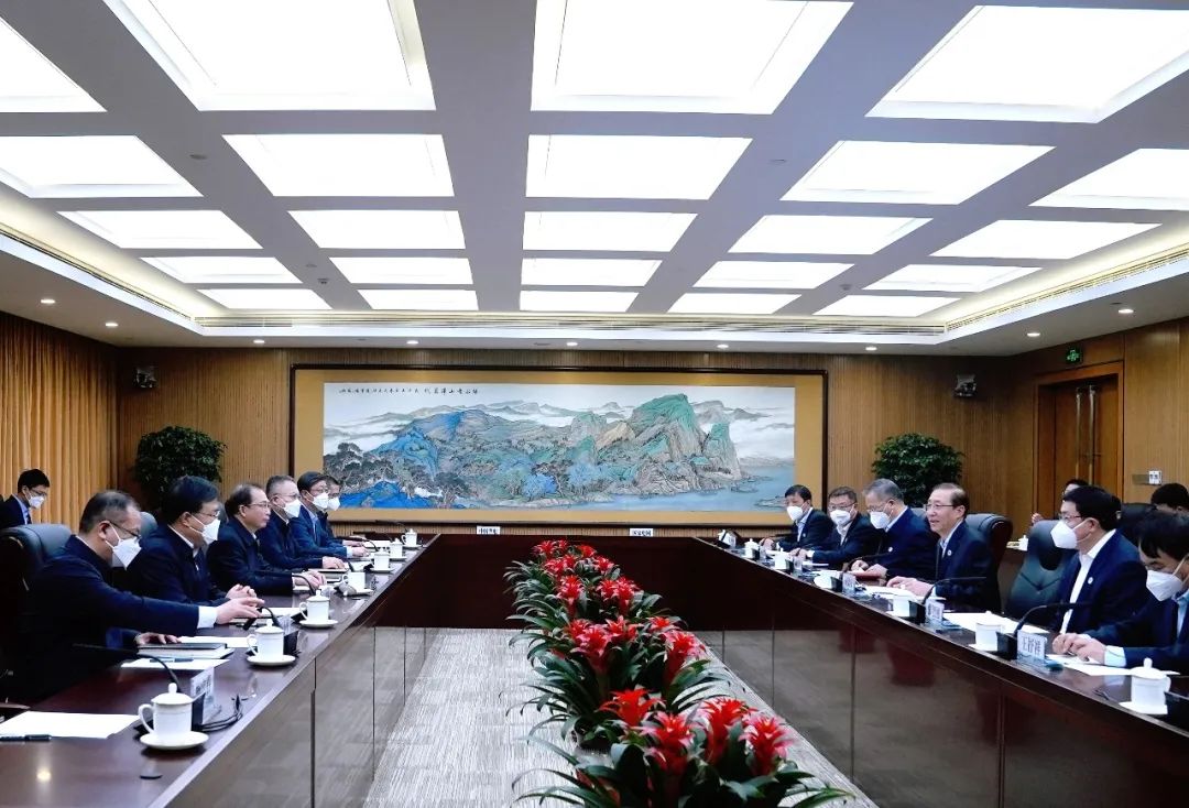 華電集團(tuán)董事長(zhǎng)江毅、總經(jīng)理葉向東與國(guó)家電網(wǎng)董事長(zhǎng)辛保安、總經(jīng)理張智剛舉行會(huì)談