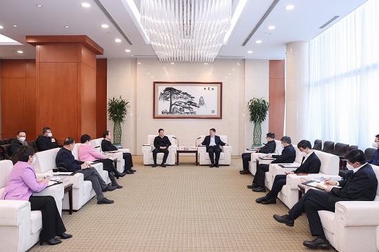 溫樞剛鄧建玲會(huì)見(jiàn)鄂爾多斯市委書(shū)記李理、市長(zhǎng)杜匯良