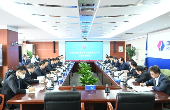 中國(guó)電建黨委書記、董事長(zhǎng)丁丁焰章與內(nèi)蒙古電力集團(tuán)黨委書記、董事長(zhǎng)賈振國(guó)會(huì)談