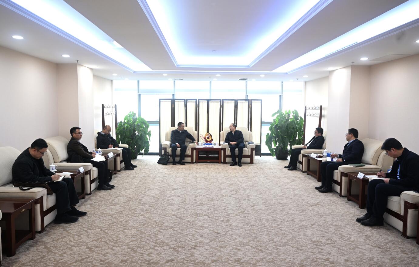 中國(guó)電建黨委常委、副總經(jīng)理徐鵬程與西藏開發(fā)投資集團(tuán)黨委書記、董事長(zhǎng)祁騰武會(huì)談