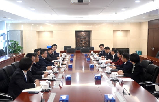 中國電建黨委常委、副總經(jīng)理王小軍與中國華電集團(tuán)黨組成員、副總經(jīng)理李旭紅會(huì)談