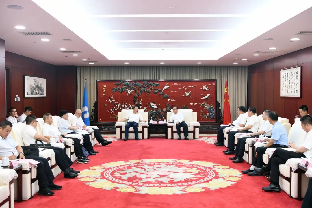 江毅與廣西壯族自治區(qū)人民政府黨組成員、國(guó)資委黨委書(shū)記秦如培舉行會(huì)談