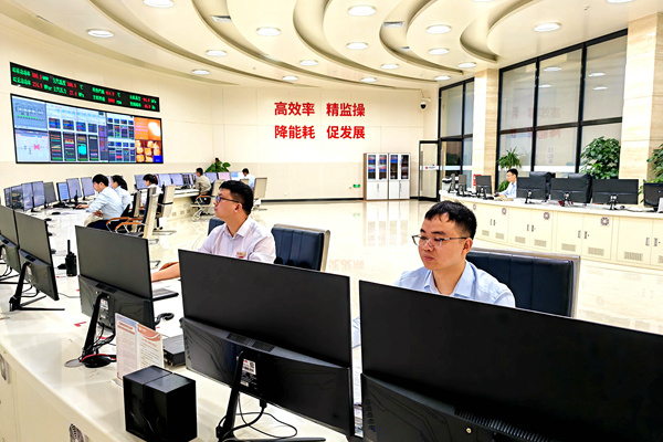 圖為運行人員正在關(guān)注機組運行參數(shù)變化情況