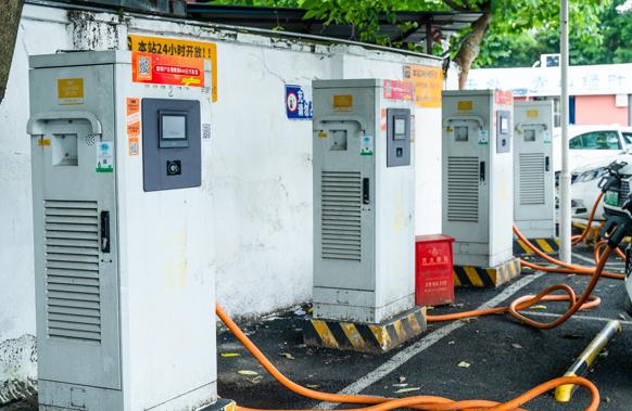 新能源汽車日漸增多，充電樁使用亂象如何管?