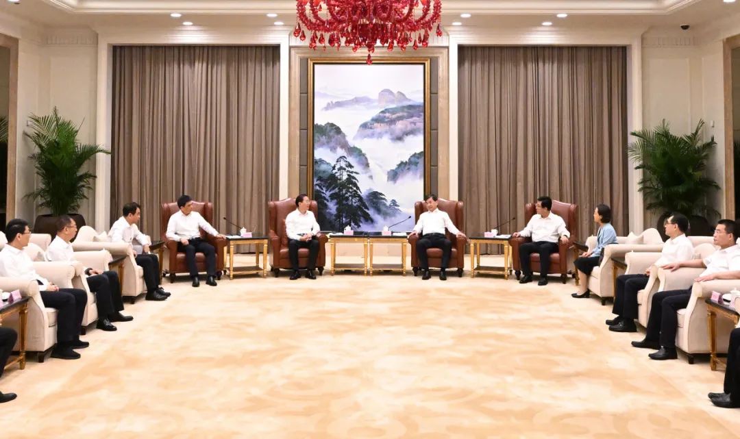 國家電網(wǎng)公司董事長、黨組書辛保安與福建省委書記周祖翼、省長趙龍會談