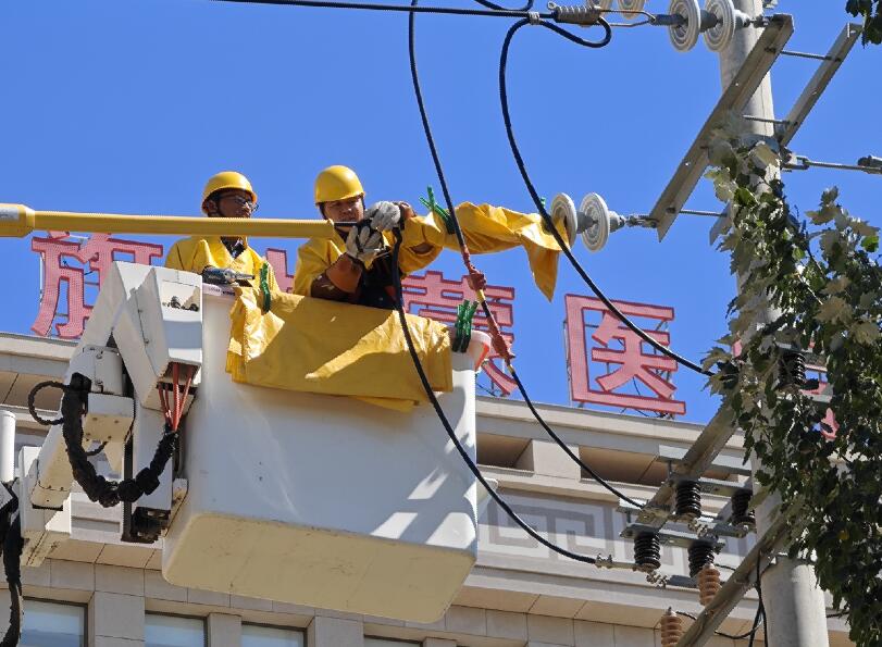阿拉善供電公司迎夏峰帶電消缺，保醫(yī)電“汗”衛(wèi)民生