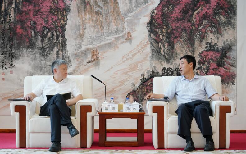 中國能建黨委副書記、總經(jīng)理孫洪水與重慶兩江投資集團(tuán)黨委書記、董事長李謹(jǐn)會(huì)談