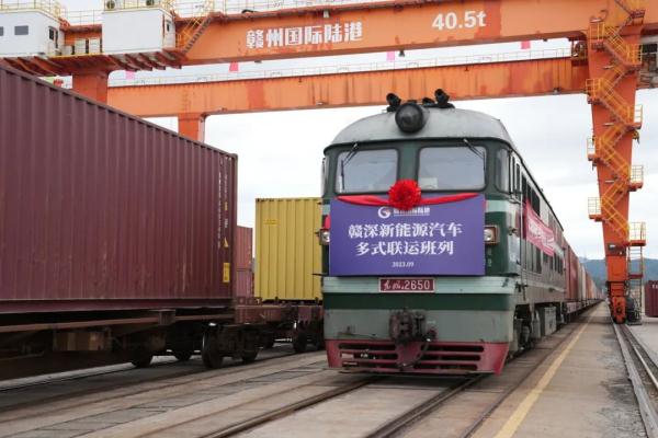 國產(chǎn)新能源汽車，坐火車“出?！?