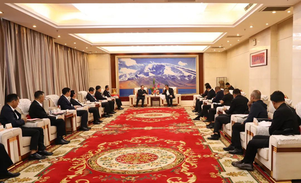華電集團(tuán)黨組書記、董事長江毅與喀什地委副書記、行署專員艾尼瓦爾·吐爾遜舉行會(huì)談