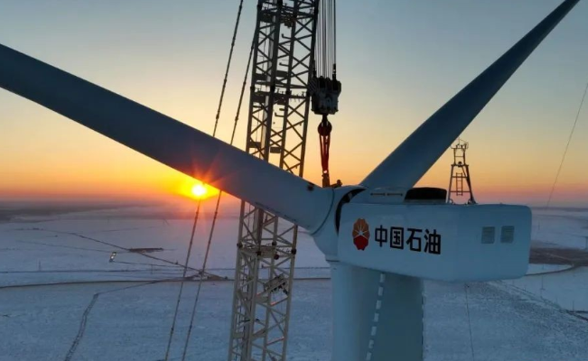 中國石油在建單體規(guī)模最大集中風(fēng)電項(xiàng)目——昂格55萬千瓦風(fēng)電項(xiàng)目首臺風(fēng)機(jī)成功吊裝！