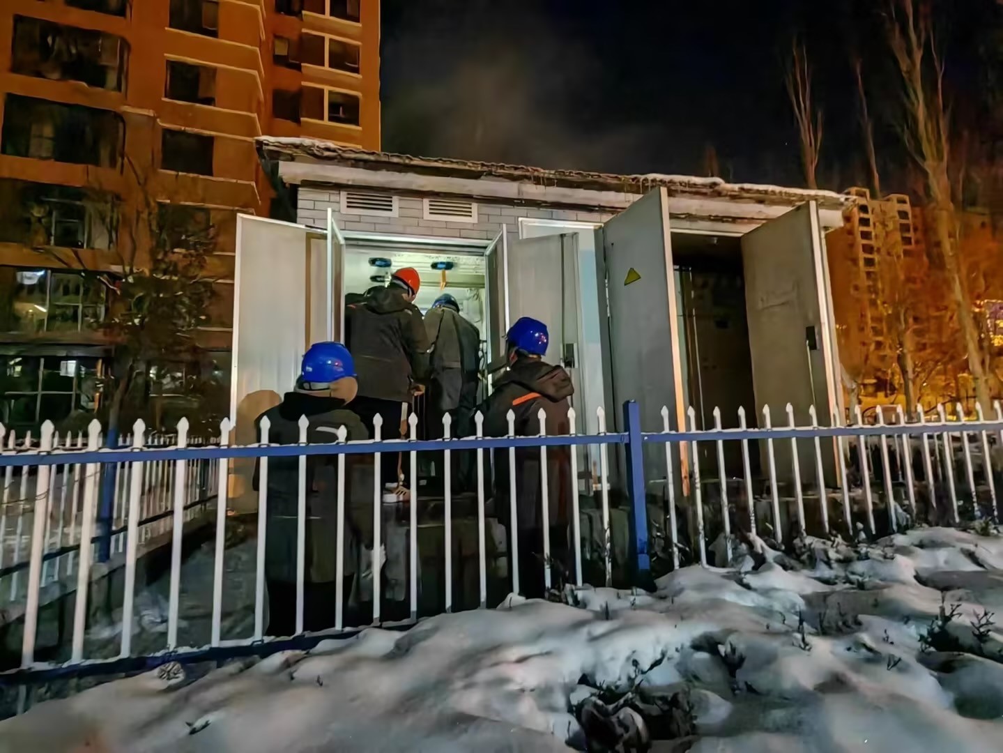 風(fēng)雪來襲入冬寒，電力搶修送溫暖