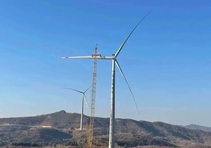 中石化起運(yùn)公司營(yíng)口風(fēng)電項(xiàng)目首臺(tái)混塔圓滿吊裝！
