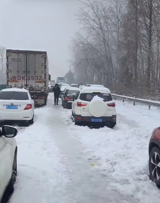湖北凍雨暴雪導致高速公路堵塞，電動汽車再現(xiàn)“趴窩”