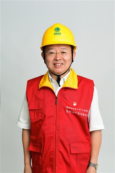 全國(guó)人大代表、國(guó)網(wǎng)浙江慈溪市供電公司客服中心社區(qū)經(jīng)理錢海軍——讓訴訟服務(wù)之光照亮千家萬(wàn)戶