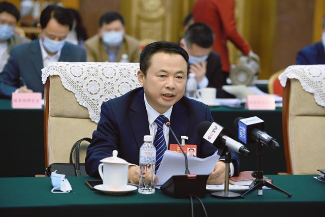 【兩會好聲音】全國人大代表、天能控股董事長張?zhí)烊危和苿印犊稍偕茉捶ā沸抻?，保障國家能源安? width=