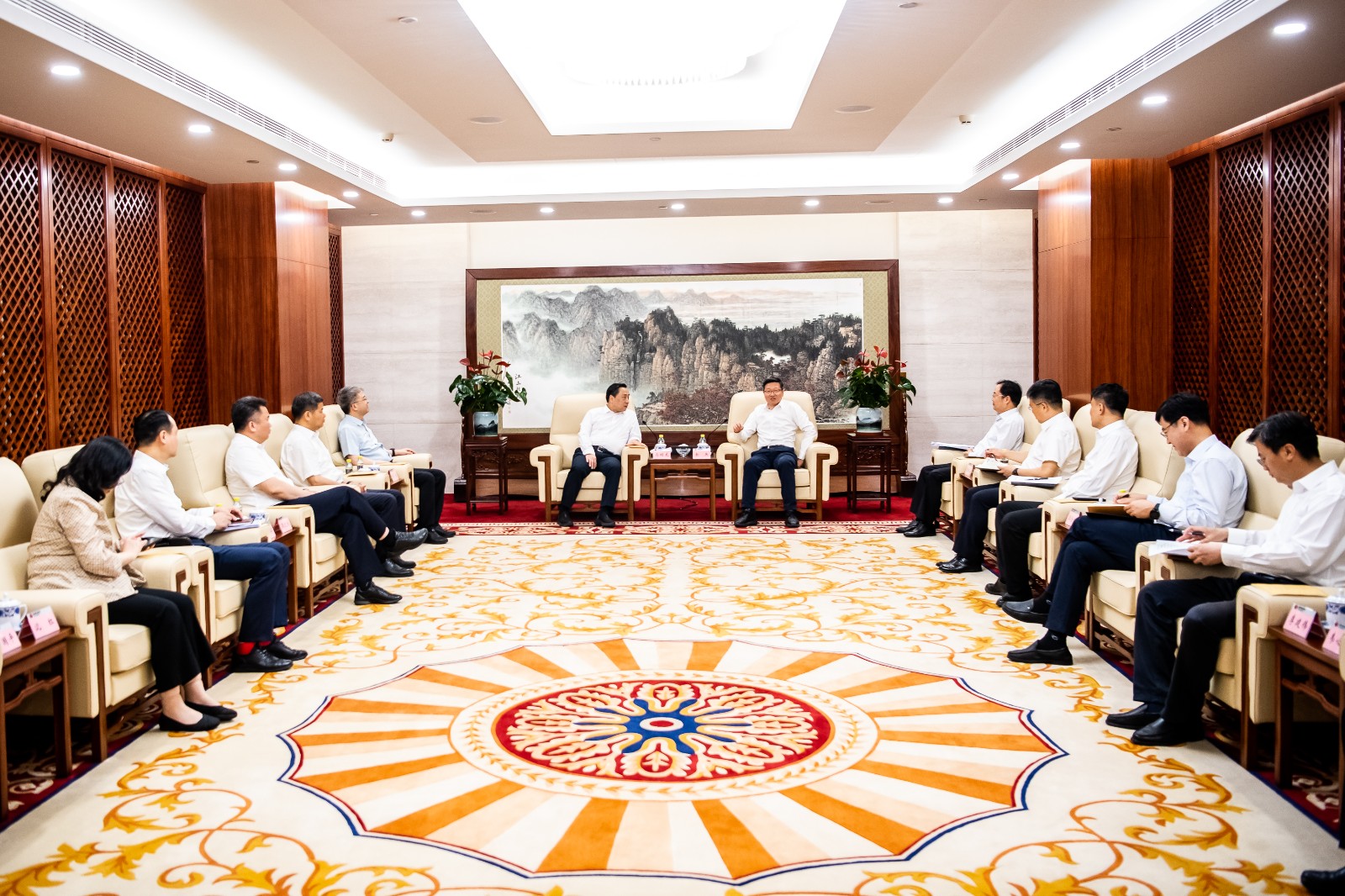 國(guó)家能源集團(tuán)公司總經(jīng)理、黨組副書記余兵會(huì)見鎮(zhèn)江市委書記馬明龍一行