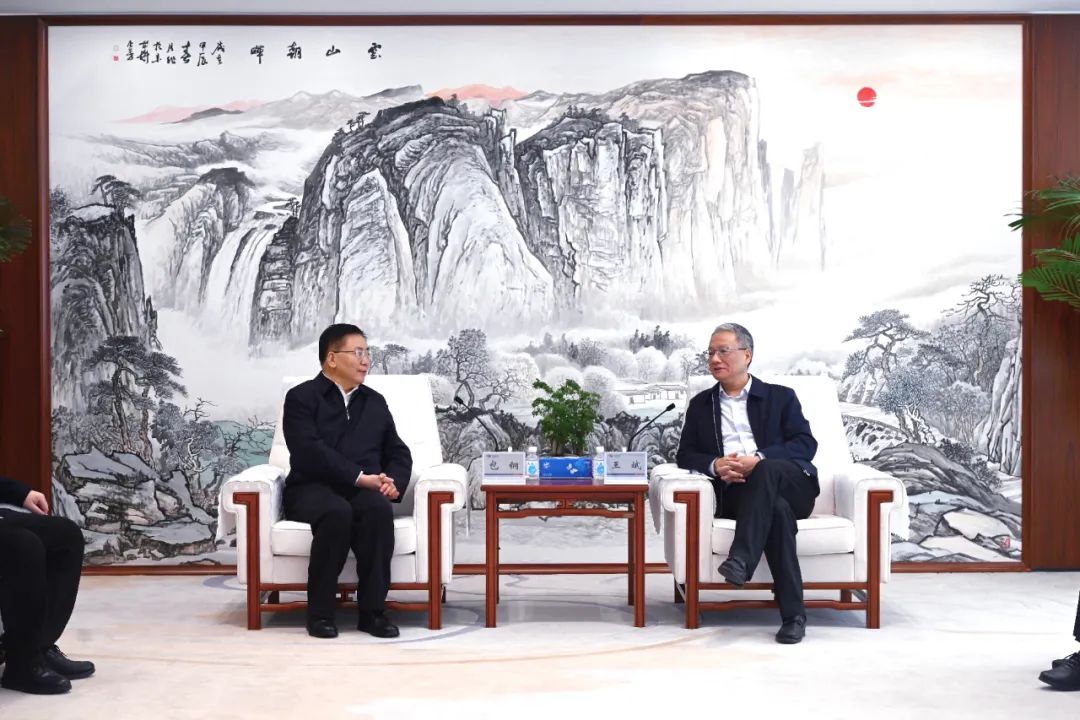 中國電建黨委副書記、總經(jīng)理王斌與內蒙古自治區(qū)黨委常委、呼和浩特市委書記包鋼會談
