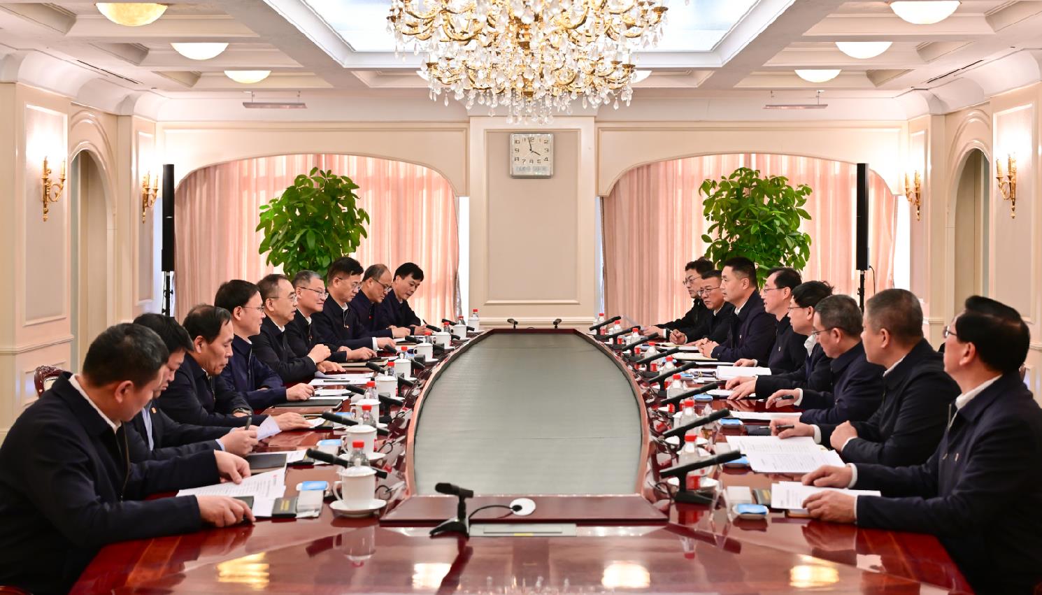 大唐集團董事長鄒磊、總經(jīng)理張傳江與中國安能董事長陳奕輝、總經(jīng)理周慶豐會談