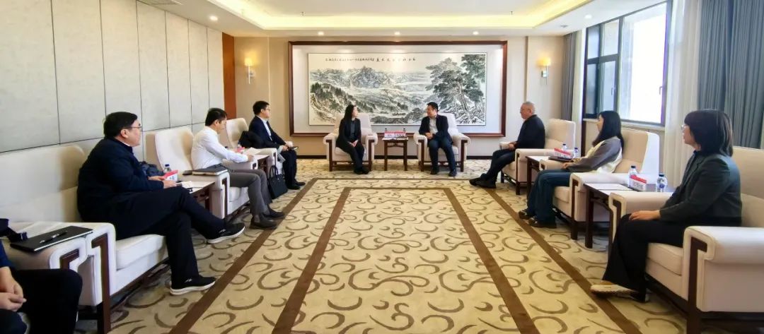 中國(guó)農(nóng)業(yè)銀行吉林省分行黨委委員、副行長(zhǎng)兼長(zhǎng)春分行黨委書記、行長(zhǎng)曹紅一行拜訪華電吉林公司
