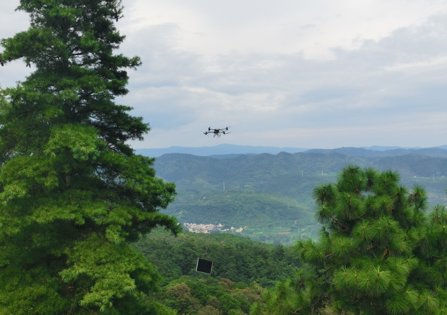 無人機“飛”越陡坡，山地光伏施工提速